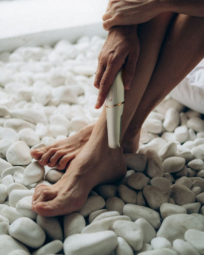 Callosités, pieds secs, peaux mortes : pourquoi ça arrive et comment y remédier